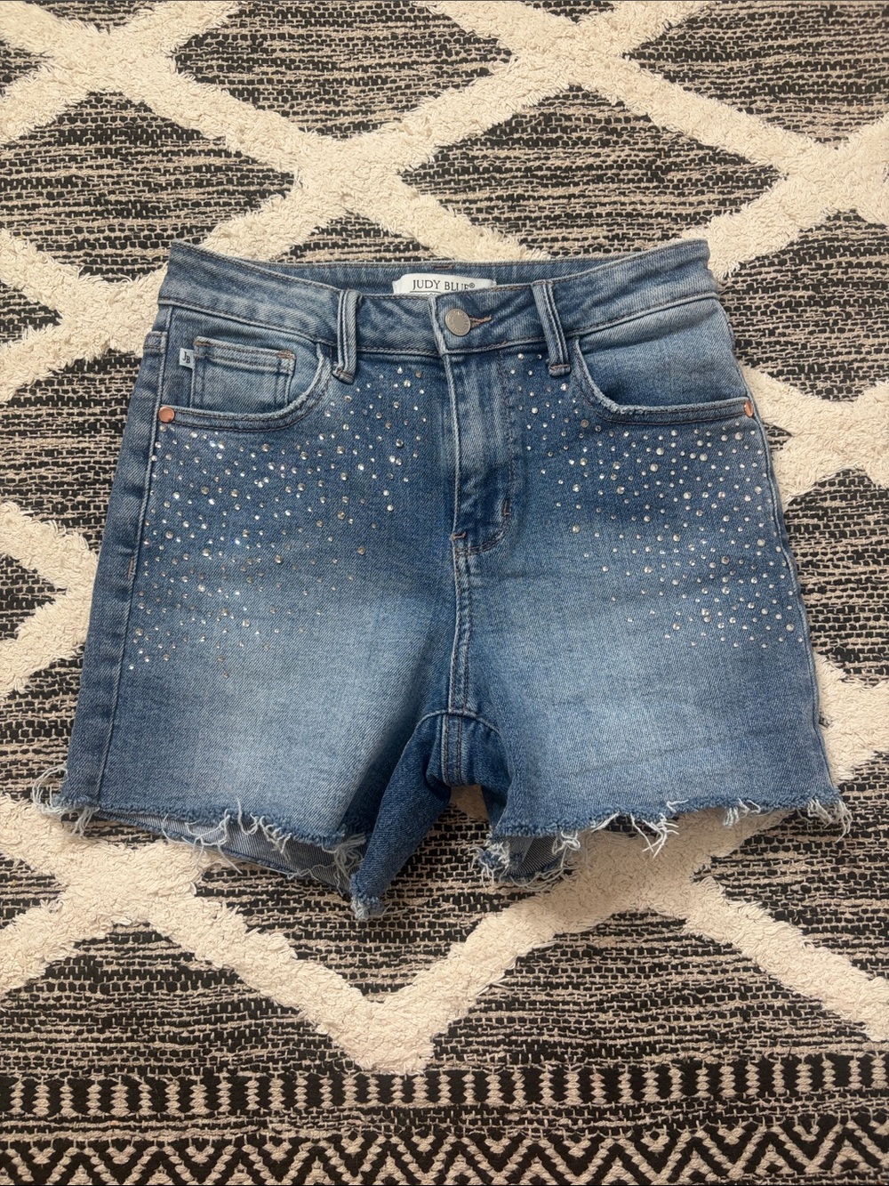 Judy Blue Crystal-Embellished medium Wash Denim Shorts size small stretch